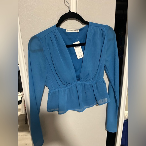 NWT 🦋Abercombie Top🦋 - Picture 2 of 4
